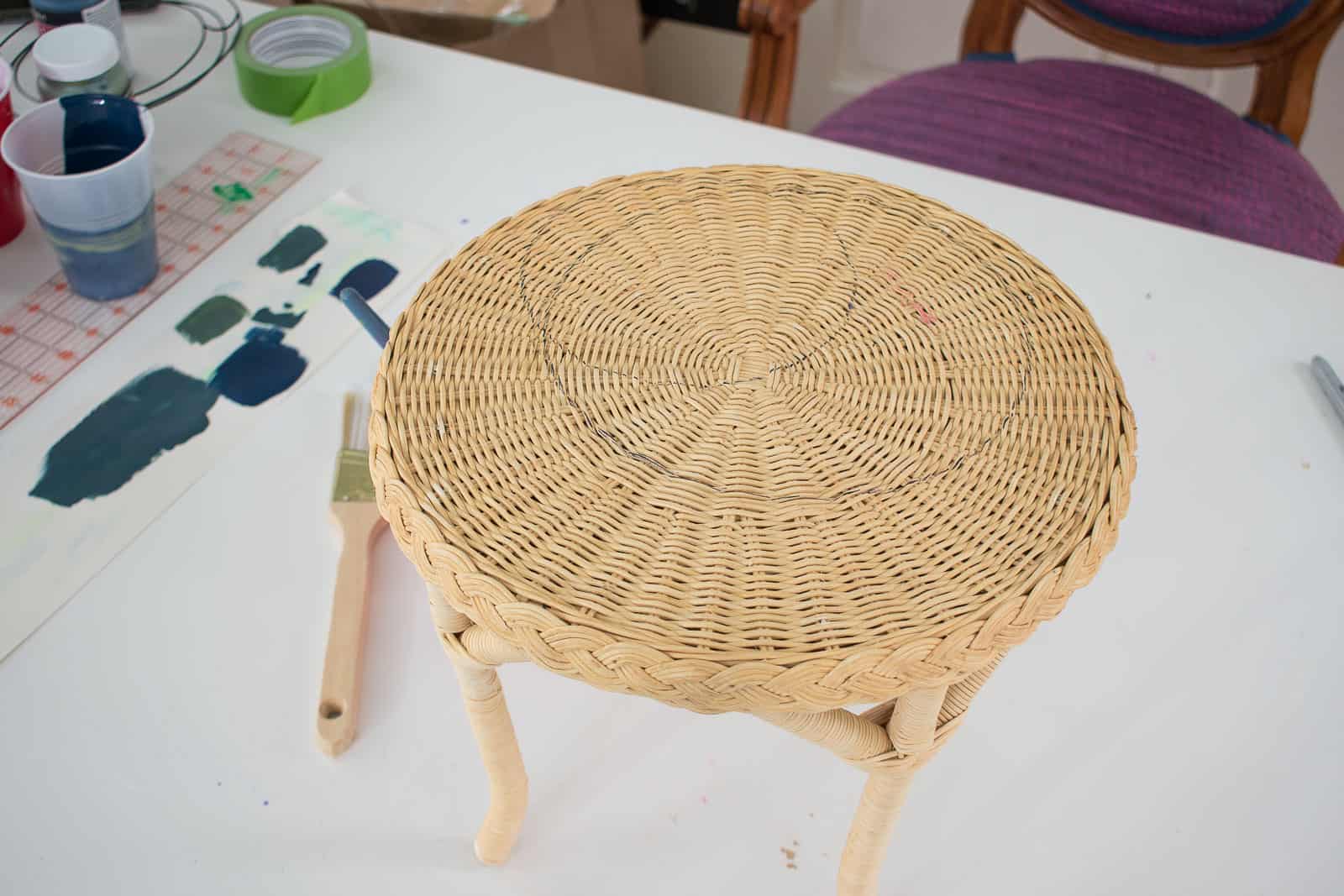 tracing a circle onto the plant stand