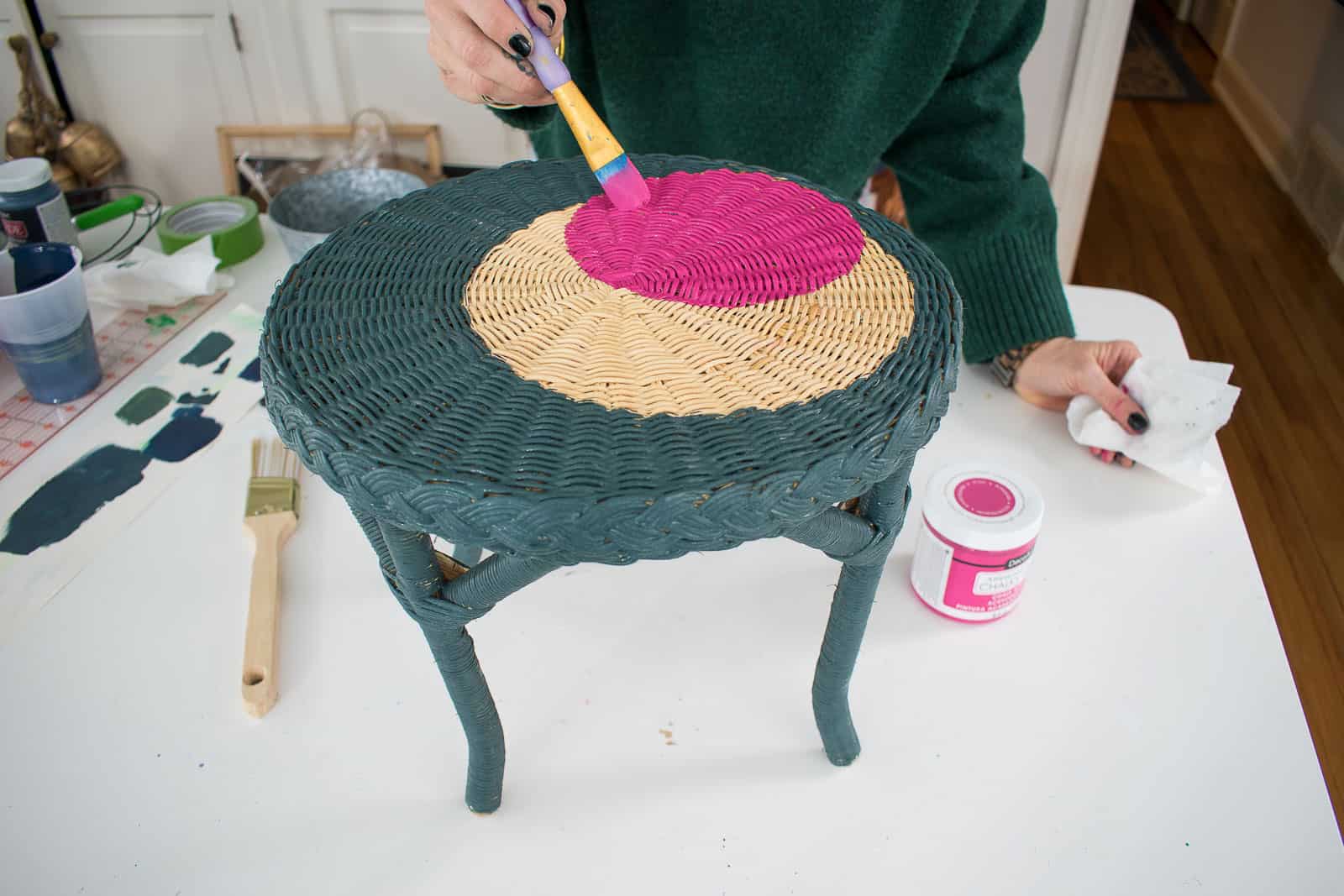 Adding a pink circle to the plant stand