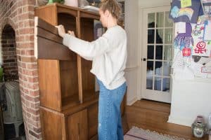 remove shelves of hutch