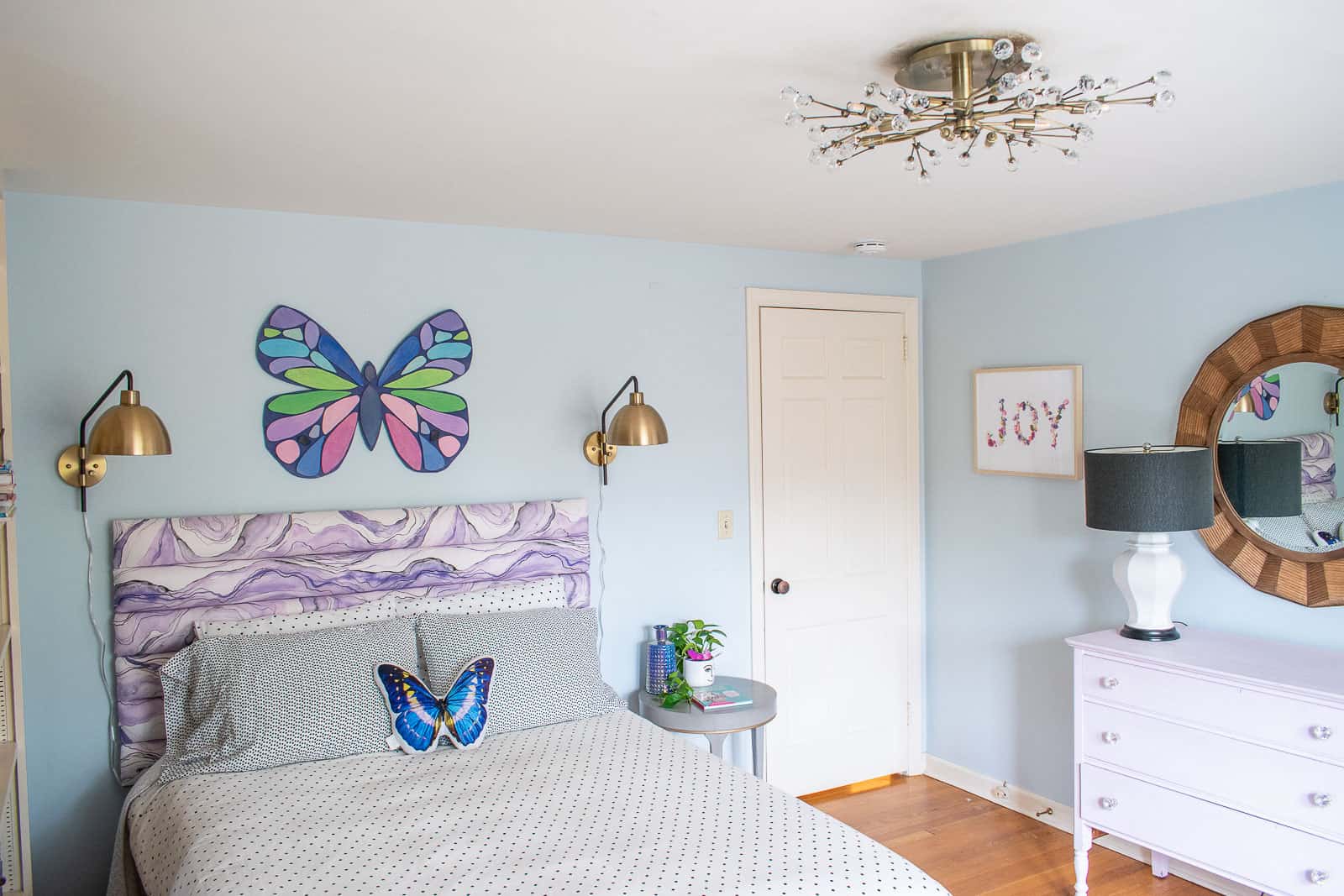 pendant light in girls bedroom