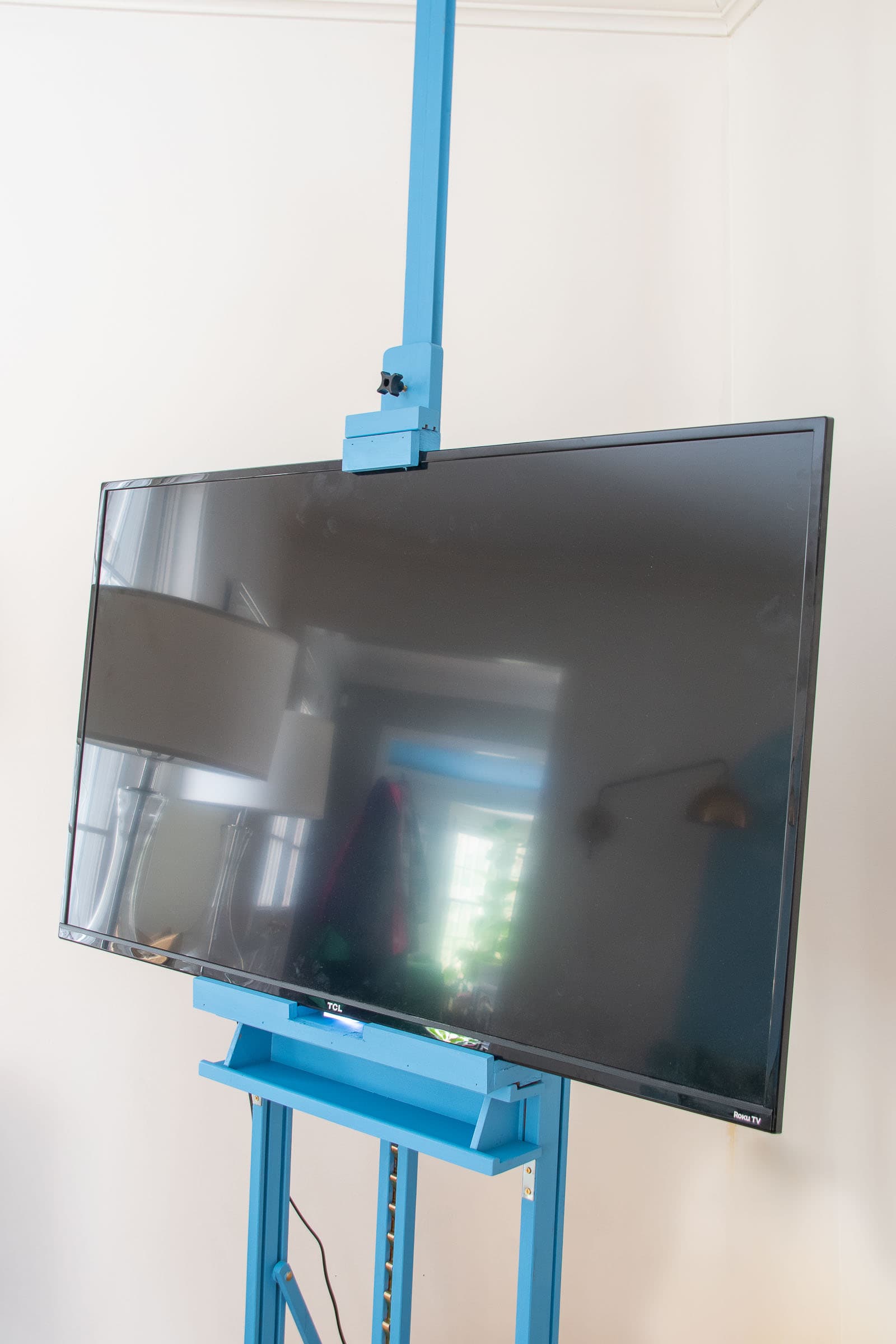 close up of TV easel assembly