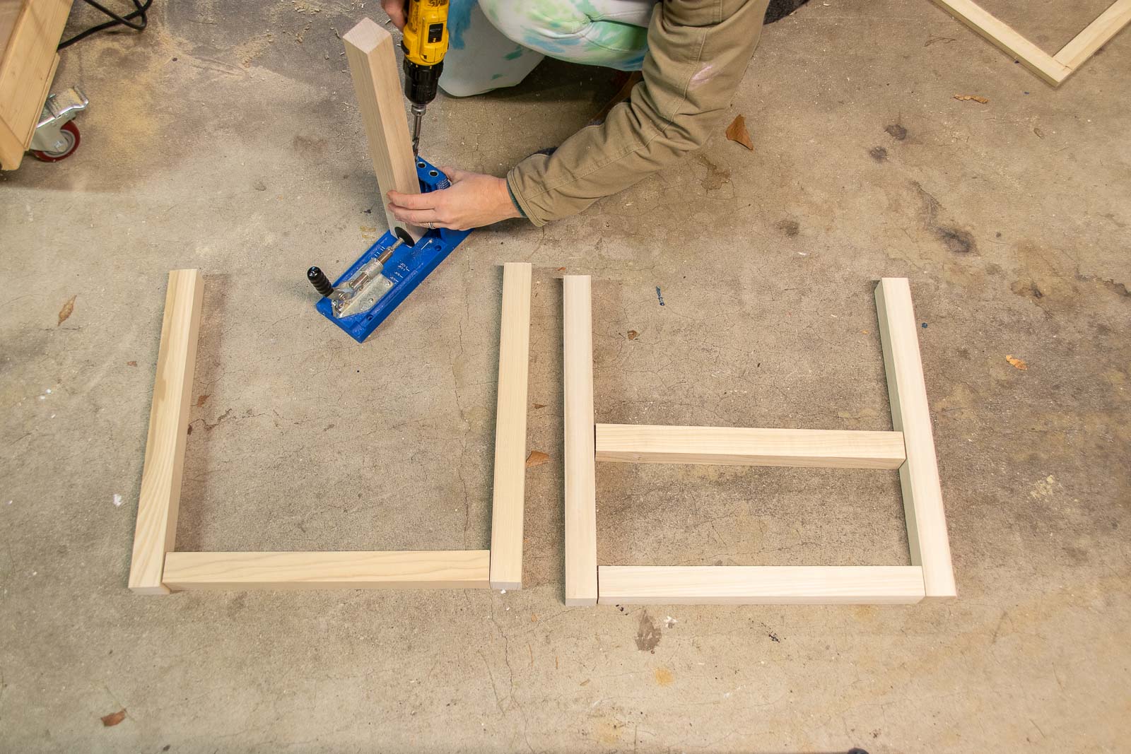 use a kreg jig to assemble table base