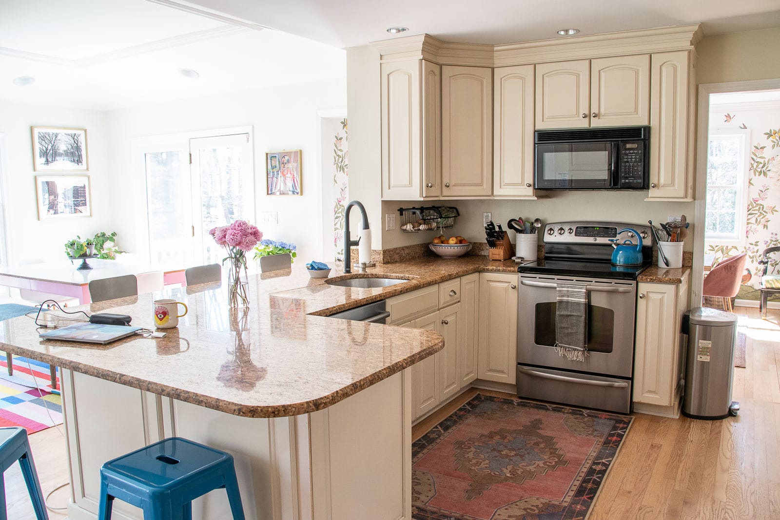 kitchen before the makeover